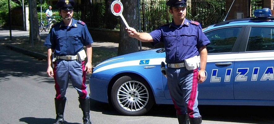 mandat z zagranicy - policjanci zatrzymujący samochód za granicą