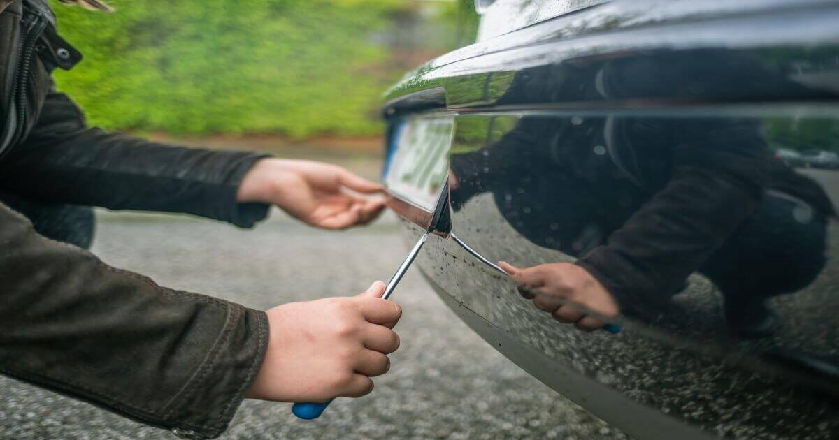 Jak zdjąć tablice rejestracyjne? Praktyczny poradnik krok po kroku